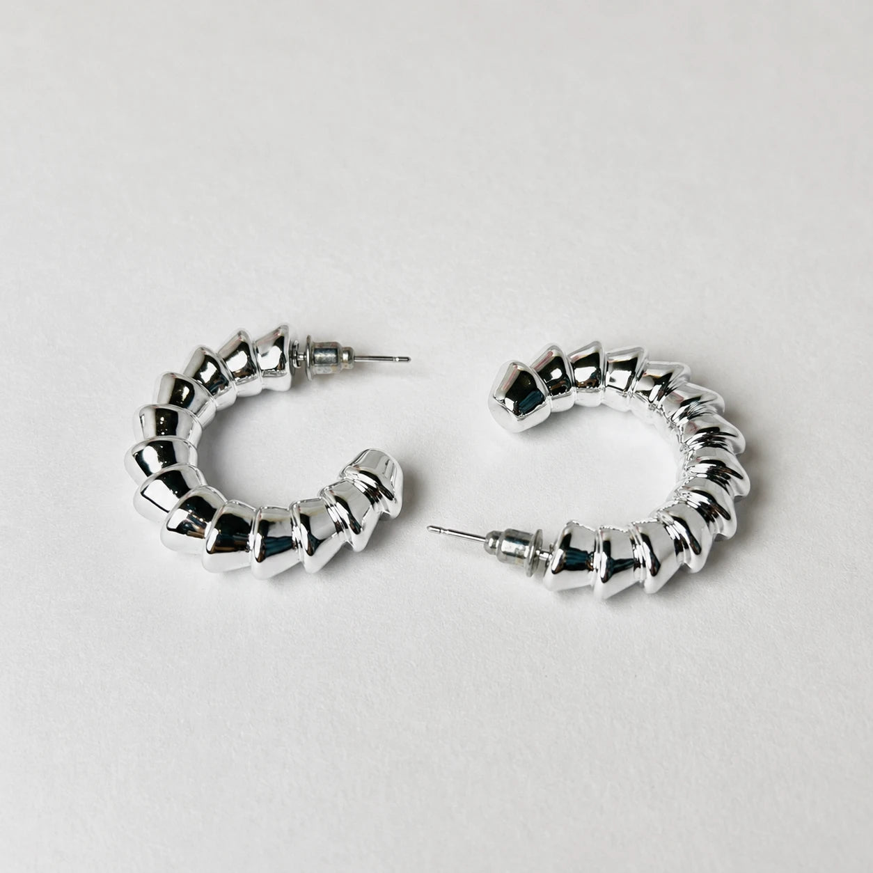 Luna Ribbed Hoop Earrings – Silver